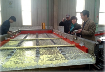 天津奥瑞硫磺脱水干燥振动筛试机成功 正式进军石化领域振动筛