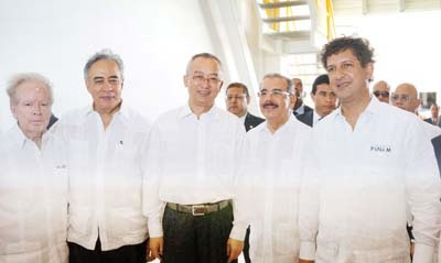 中信重工总经理徐风岐与多米尼加共和国总统达尼洛·梅迪纳（右起第2）合影
