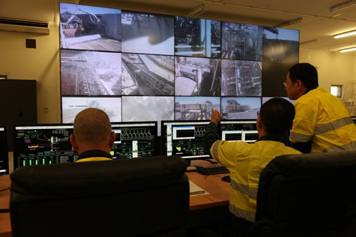 工作人员在中信泰富中澳铁矿项目选矿厂中控室监控生产