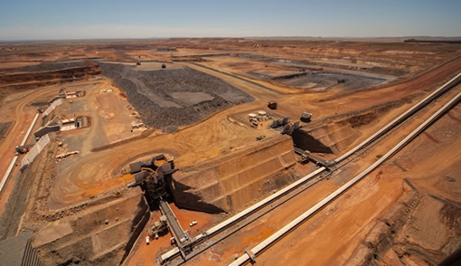 中信泰富中澳铁矿项目50米深的矿坑和矿石破碎站