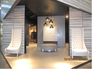瓷砖设计与浅色家具完美融合，让参观商眼前一亮 