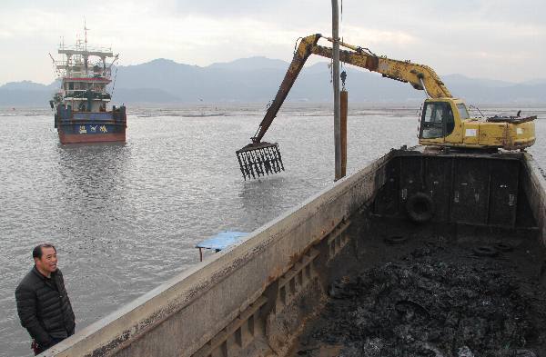 改装了振动筛的挖泥船正在礁山航道的过渡段清理垃圾
