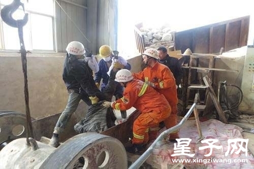 星子工业园工人操作碎石机不慎被困 消防紧急救