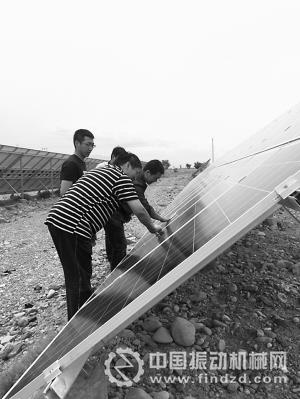 太阳能光伏板无水除尘机器人研发团队在光伏发电站考察