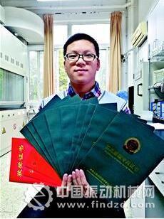 黄明柱展示他的部分专利和获奖证书