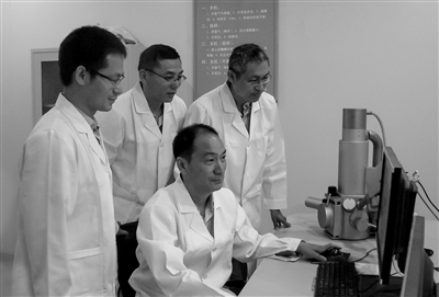 魏世忠教授指导团队成员进行热处理工艺及性能分析。