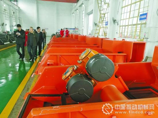 宝石机械公司成都分公司专用车公司双轨迹振动筛生产现场
