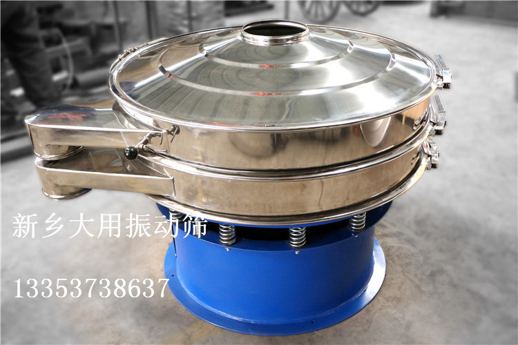 金属冶金圆形振动筛价格新乡大用振动筛厂家:13353738637。 旋振筛起动后,其动力装置即振动电机上下两端不同相位的偏心块、由于高速放置作用而产生一复合惯性力,该惯性力强迫筛机振动体作复旋运动,筛框在振动力的作用下连续作往复运动,进地而带动筛面作周期性振动,从而使筛面上的物料随筛箱一同作定向踊跃式运动,其间,小于筛面孔径的物料通过筛孔落到下层,成为筛下物,大于筛面孔径的物料经连续跳跃运动后从排料口排出,最终完成筛分工作。旋振筛振动体的运动轨迹为一复杂的空间三维曲线,此曲线在水平面上的投影为圆形,在两