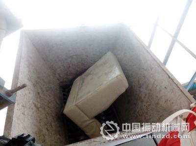 旧沙发在破碎机内