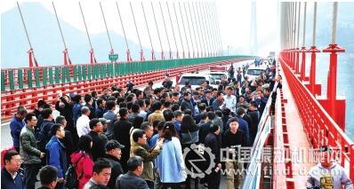 专家们在考察北盘江大桥。