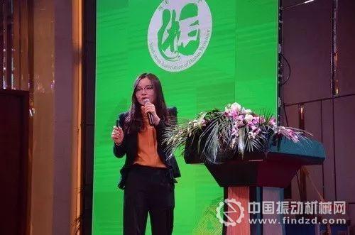 枣庄鑫金山智能客户经理狄辉作题为《走进砂石行业“大时代”,新型单段锤破“一机多用”》报告