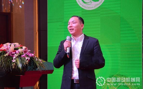 广州华宝矿山设备有限公司董事长助理黄周介绍华宝矿机理念、发展历程与产品应用