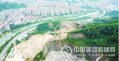 公寓别墅,绿水青山,与上百万立方米的垃圾山仅一河之隔