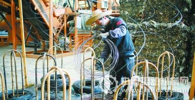 工作人员将垃圾破碎、压缩、捆扎,使之成为方便运输的可燃物。