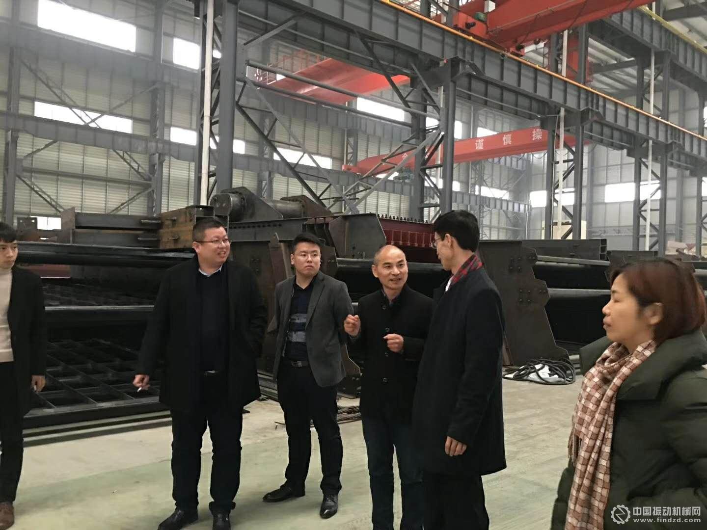胡会长、张笑永总经理一行在杭州海兴朱董陪同下参观破碎筛分设备生产车间