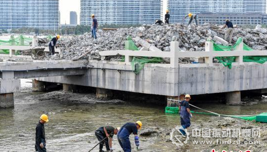 三亚洲际度假酒店海上餐厅项目拆除，工人正在海水中捡拾落入的建筑垃圾，避免二次污染。