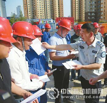 市渣土管理处工作人员在工地发放《条例》