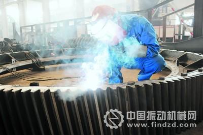 鑫海矿业技术装备股份有限公司工人在进行焊接作业