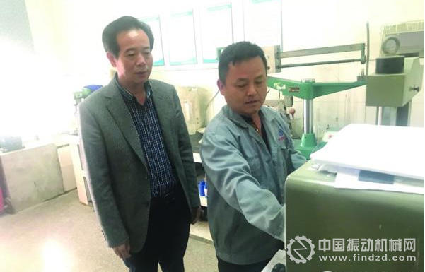 杨马云（左）与职工一起研发新材料