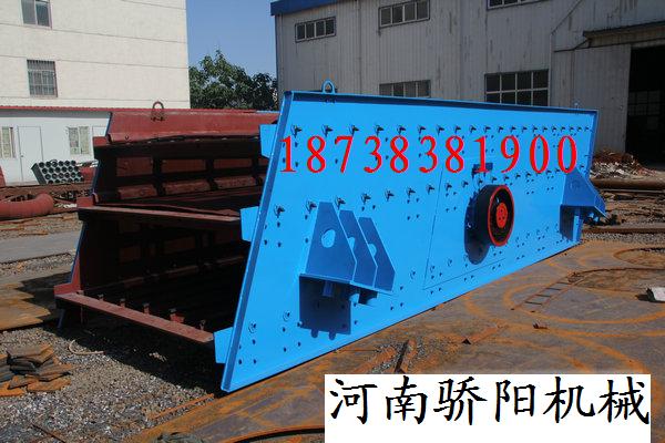 机制砂专用振动筛分机,机制砂粗细分级筛,机制砂除杂筛分机18738381900 产品简介 骄阳圆振动筛是一种经典、通用且已标准化的筛分设备。该系列筛分机机箱运动轨迹为圆, 根据用途有轻型和重型之分,筛机筛面有单层和双层两种结构形式,可应用于选矿、建材、电力、轻 工和化工各行业对各种颗粒状和小块状散固体物料的干式分级。Yk圆振动筛适用于煤、石灰石、碎石、 砂砾、金属或非金属矿石及其他物料的筛分。机体采用框架式结构,利用普通电机外拖动振动器使筛 体沿激振力方向作周期性往复振动,物料在筛面上连续作圆运动,从而达
