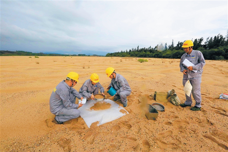 5月13日,我省地质勘查工作人员在昌化江流域进行河砂资源调查