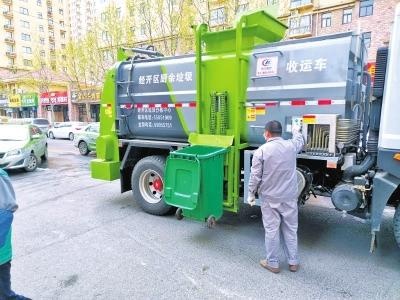 郑州经开区厨余垃圾收运车在收运垃圾