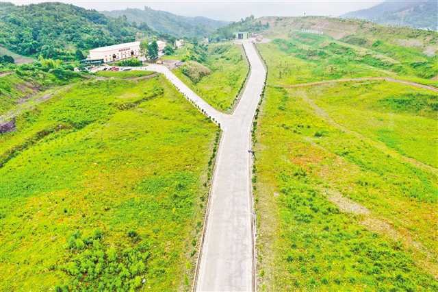 图①:合川打石湾矿区曾经是一处占地数百亩的巨大矿坑,乱石嶙峋、寸草不生。但随着矿山企业在多方推动下进行矿山修复后,昔日矿坑被填平,绿草、灌木和小树苗均已成活。
