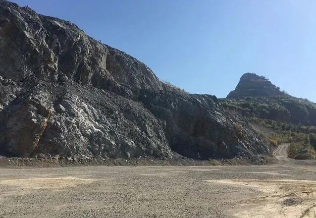 注册资本为50万元人民币,经营范围包含露天开采,破碎和销售石灰岩