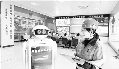 岗位职工向智能巡检机器人下达指令。 金川集团新闻中心供图