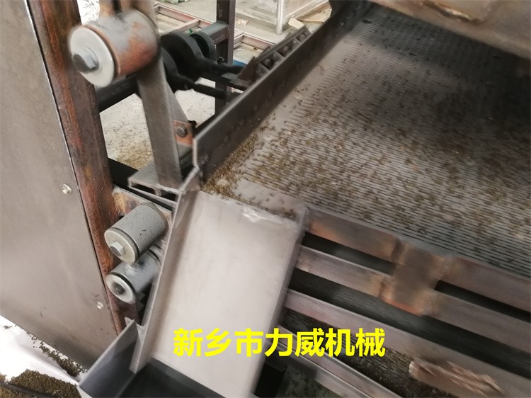 吴茱萸晾晒干后分离头打掉果梗筛网能筛枝梗