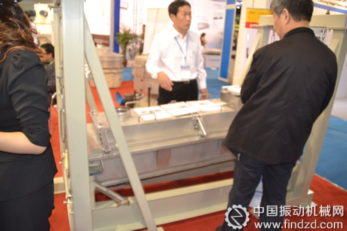 客户咨询阿瑞尔展出的平动高能精细筛分机