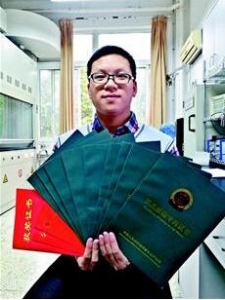 武科大学生黄明柱发明“新型硬币筛分装置”获国家专利奖