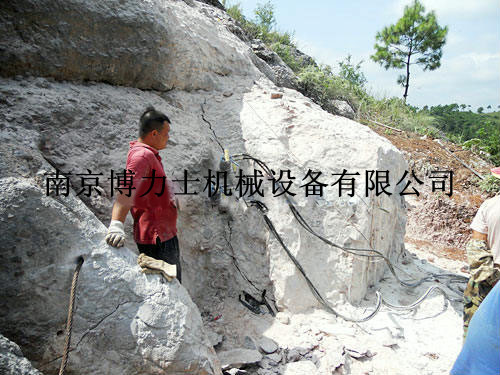 静态爆破分裂机