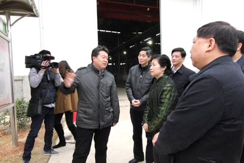 南昌矿机总经理龚友良为南昌市、区领导做讲解