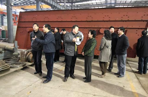 龚总向卢主席介绍南矿振动筛