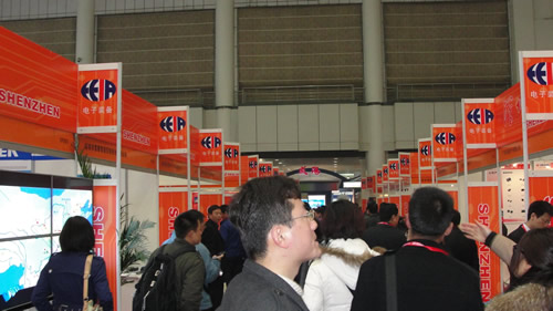 2012年第十四届西部制博会展馆内人头攒动