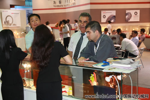 广州陶瓷展国际买家了解“中国创造”