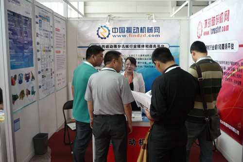 求购振动电机客户参观中国振动机械网展台