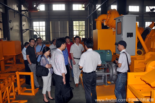 上海市水务系统领导及专家到黑旋风工程机械考察调研城市管网污泥处理设备