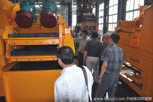 专家组领导参观黑旋风工程机械振动筛产品