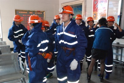 大地工程开发集团女学员下煤炭矿井参观