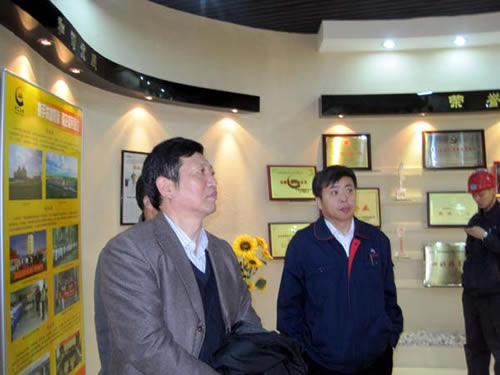 黑旋风工程机械开发有限公司至中国黄金内蒙古矿业乌山铜钼矿参观考察