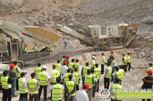 南方路机移动筛分破碎设备生产现场