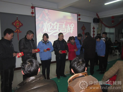 河南万泰机械董事长关心员工子女教育 员工企业同呼吸共命运