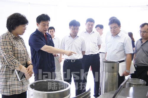 图一：公司总经理李松奕（左二 ）在向团省委副书记宋华英（左一）