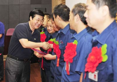 洛阳市总工会主席原文涛为首批大工匠和高级技师颁发聘书