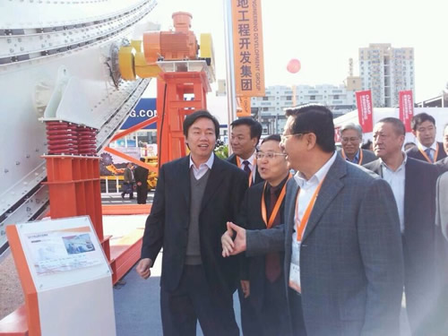 中国煤炭工业协会会长王显政至大地工程开发集团展区参观
