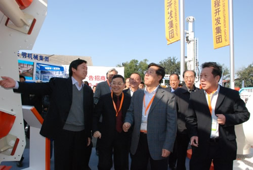 中国煤炭工业协会会长王显政至大地工程开发集团展区参观