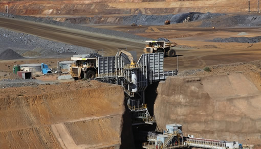 中信泰富中澳铁矿项目矿区工作中的移动破碎站