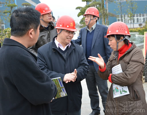 黄石市副市长周蔚芬等领导一行就湖北鑫鹰公司新三板挂牌进行现场调研